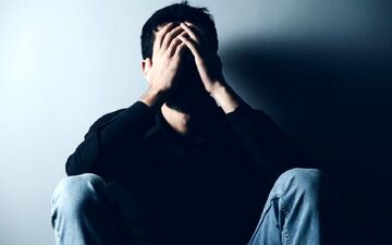 ۴ نشانه ناخودآگاه که از دل‌شکستگی و درد پنهان مردان پرده برمی‌دارد