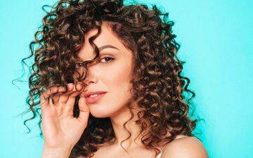 چگونه با استفاده از اسپری نمک موهای خود را فر کنیم؟ + آموزش مرحله به مرحله