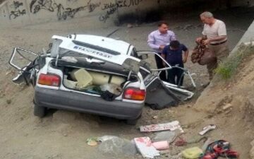 سقوط خودرو پراید به عمق دره در انتهای بزرگراه همت