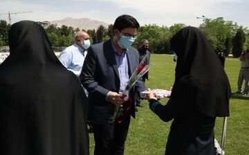 اهدای ۱۰۰۰ بسته معیشتی و ۵۰۰ دستگاه تبلت به خانواده های تحت حمایت کمیته امداد و دانش آموزان کم‌برخوردار