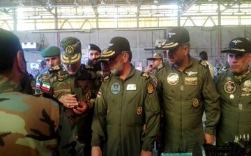 بازدید فرماندهان نیروی زمینی ارتش و هوانیروز از نمایشگاه دستاوردهای هوانیروز کرمانشاه به روایت تصویر