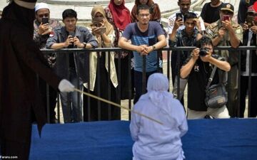 شلاق زدن صدف 22 ساله در مقابل چشمان پدرش/ او با راننده تاکسی حرف زده بود!جزییات ناراحت کننده!