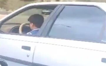 کودک ۱۲ ساله پشت فرمان پژو در خنداب؛ خودرو توقیف شد
