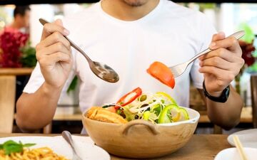آشنایی با غذاها و میوه هایی که تا به حال اشتباه مصرف می کردیم! 
