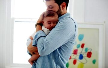 نوزاد را زیاد در آغوش بگیریم خوب است یا بد؟