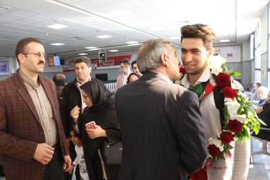 مراسم استقبال از احمد سجادی نفر سوم مسابقات آسیا در فرودگاه كرمانشاه