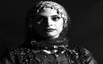 هانا کامکار در مقابل مقبره کوروش