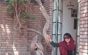 تیپ و ژست همسر شهاب حسینی در خانه موزه سیمین دانشور (عکس)