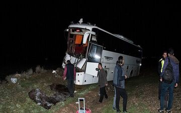 2 کشته و 26 مصدوم در برخورد اتوبوس با تریلر در بزرگراه کاشان_ قم