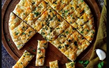 طرز تهیه نان سیر و زیتون؛ عصرانه‌ای خوشمزه با طعمی بی‌نظیر