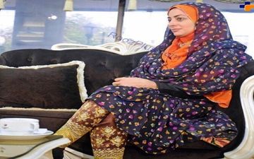 لباس عجیب و غیر معمولی بازیگر زن مشهور در برنامه زنده+ عکس