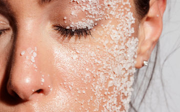 استفاده از نمک دریا برای پوست صورت و بدن: مزایا، معایب و نحوه استفاده
