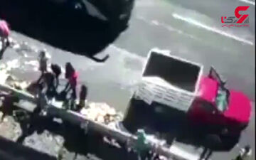 لحظه وحشتناک زیر گرفته شدن کارگران در حاشیه بزرگراه توسط کامیون +فیلم 