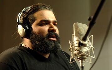 آقای مشکی پوش به احترام زلزله زده ها سفید پوش شد+عکس