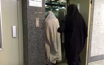 زنی شوهرش را پای تخت خواب غافلگیر کرد