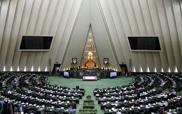 مجلس به برنامه‌های دولت برای هزینه‌کرد یک میلیارد یورو از صندوق توسعه ملی رسیدگی می‌کند