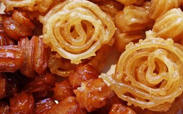طرز تهیه زولبیا و بامیه خانگی؛ شیرینی خوشمزه و آسان به سبک قنادی