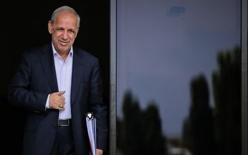 افزایش حقوق کارمندان در دستورکار دولت قرار دارد