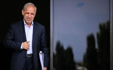 افزایش حقوق کارمندان در دستورکار دولت قرار دارد