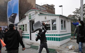  رمزگشایی از ۶ دی ۸۸/ سریال هتک‌ حرمت‌های فتنه‌گران از چه تاریخی کلید خورد؟