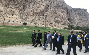 بزرگان ادبیات پارسی ایران در بازدید از بیستون به روایت تصویر 