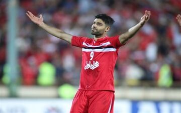  حاشیه دیدار سپاهان - پرسپولیس /  لیزر هواداران سپاهان روی صورت طارمی 