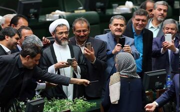 هدیه جالب دانشجویان به نماینده مجلسی که با موگرینی سلفی گرفته بود +فیلم 