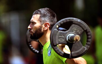 یک گل نزن به نفع نکونام کنار کشید!