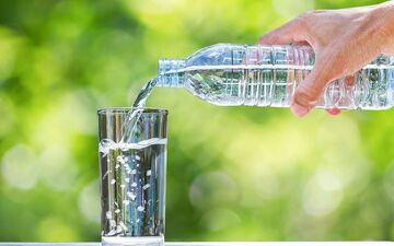 ۶ زمانی که باید بیشتر آب بنوشید