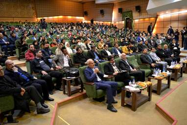اهدای تندیس مهر حقوق بشر به علی دایی اسوره فوتبال ایران در کرمانشاه