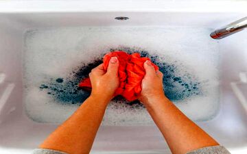 بهترین و سریعترین روش خانگی رفع لکه مام و سفیدک آن از روی لباس