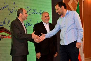 تجلیل از روسای هیأت‌های ورزشی استان کرمانشاه امروز نهم خرداد با حضور ارسلان حسینی مدیرکل و معاونین ستادی ورزش و جوانان استان کرمانشاه در سالن آمفی‌تئاتر ولیعصر(عج) این اداره انجام شد.