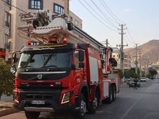عملیات نفس‌گیر آتش‌نشانان شیرازی؛ نجات ۵ نفر از دل آتش در بلوار سرداران!