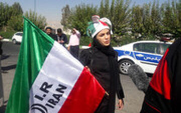  حضور زنان مقابل ورودی شرقی استادیوم آزادی