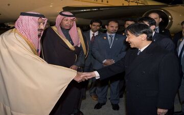 سفر تجملاتی ملک سلمان به ژاپن/ 100 لیموزین و دو پلکان طلاکاری شده