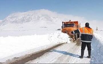 انجام بیش از ۶۸۰۰ کیلومتر‌باند برف‌روبی در محورهای مواصلاتی استان کرمانشاه 



