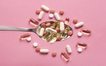 میخوای موهات دیرتر سفید بشه؟ با مصرف این مکمل‌ها موهایتان دیرتر سفید می‌شود