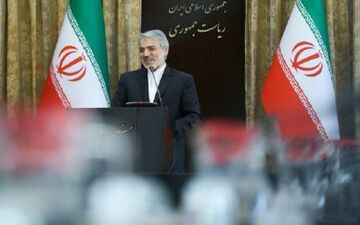 اتوبوس اتوبوس آدم می‌آورند که ارز بخرند