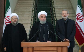 روحانی: همه هوشیار باشند که در زمین دشمن بازی نکنند/موضوع مالباختگان موسسات اعتباری یکی از محورهای مورد بررسی در نشست سران سه قوه
