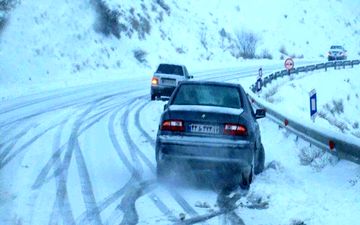 بارش شدید برف در محور هراز/ کندی در تردد خودروها

