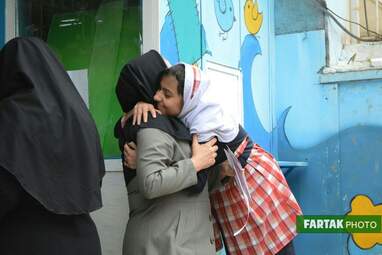 پاسداشت روزمعلم در دبستان غیر انتفاعی مفید و تجلیل از دانش‌آموزان برتر  ناحیه سه کرمانشاه 