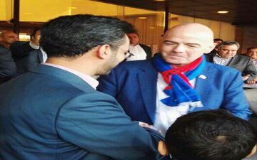 عکس یادگاری مسئولان تماشاگر دربی ۸۶ با رئیس فیفا