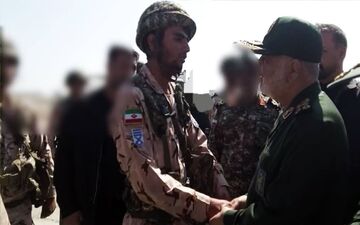 سردار سلامی از یگان‌های دریایی تنگه هرمز و جزایر خلیج‌ فارس بازدید کرد