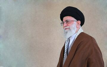 قابی متفاوت و ساده از دختر و نوه رهبر انقلاب در یک فضای عمومی