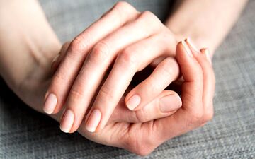 آیا یائسگی بر سلامت ناخن ها تأثیر دارد؟