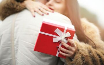 چکار کنیم شوهرمان برایمان کادو بخرد؟ترفندهای زنانه ولی عاشقانه را بدانید 