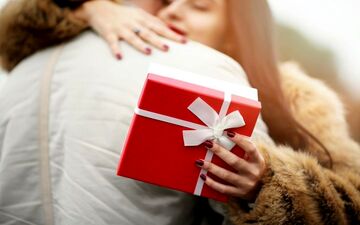 چکار کنیم شوهرمان برایمان کادو بخرد؟ترفندهای زنانه ولی عاشقانه را بدانید 