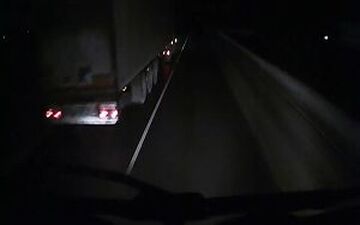 تصادف وحشتناک یک خودرو با دو تریلی در شب + فیلم 