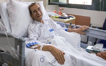 پرستاری همسر سابق حسین محب‌اهری از او در بیمارستان/عکس