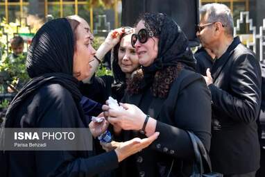 وداع هنرمندان با بهناز نازی؛ پیکر بازیگر سینما و تئاتر در پهنه رودکی بدرقه شد